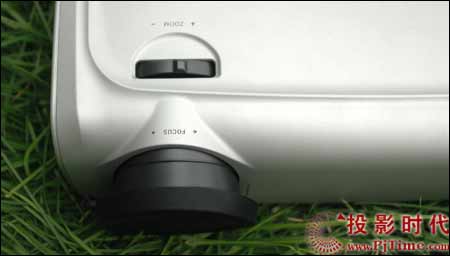 奧圖碼（OPTOMA）EP747投影機蓋上鏡頭蓋時的情景