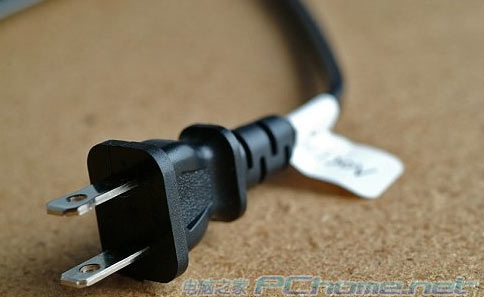 這機(jī)原本是在美國(guó)本土發(fā)售的,所以電壓是120V,來(lái)到國(guó)內(nèi)需加上220v轉(zhuǎn)110大變壓器。圖中就是這機(jī)的電源線。