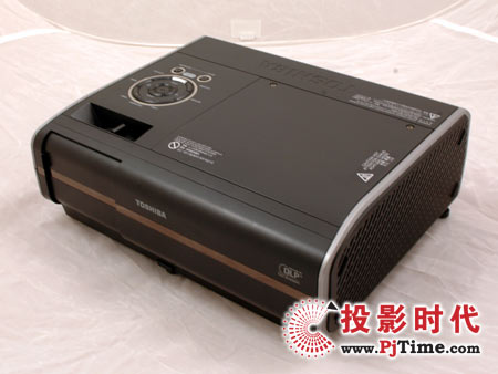 東芝寬屏短焦投影TDP-EW25外觀