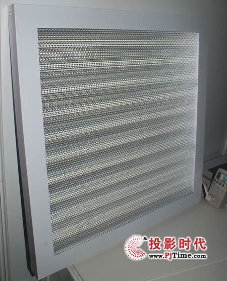 現(xiàn)場(chǎng)展示了一個(gè)60瓦的燈是如何節(jié)能的