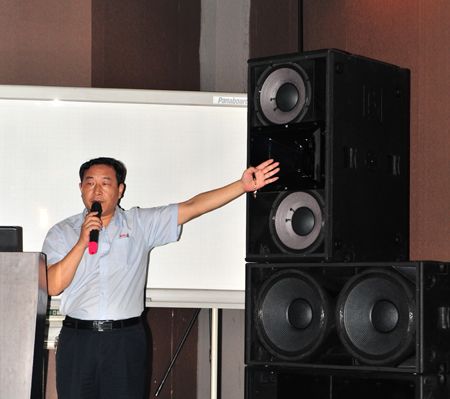 總工徐新國向嘉賓們推薦X系列演出系統(tǒng)