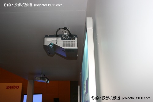 DWL2500超短焦優勢，33公分投射80英寸