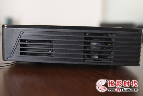 優派PLED-W500投影機側面