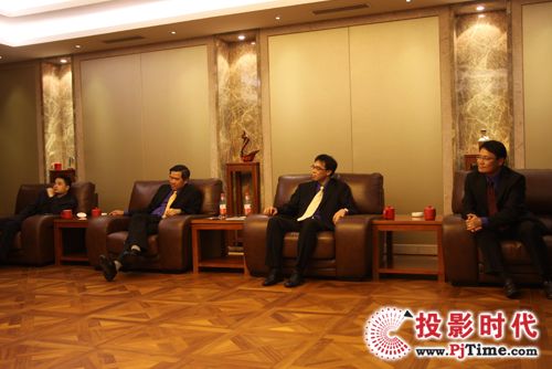 明基電通技術產品中心總經理陳其宏、明基中國營銷總部總經理楊承泰明基中國營銷總部投影機事業部總監黃振宇、德州儀器DLP亞洲區業務總監黃志光四位高層