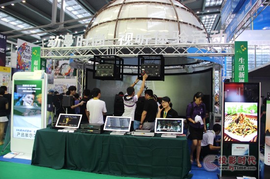 穎網科技高端智能海報機助陣動漫展視聽體驗活動