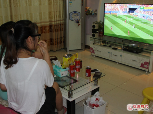 在家看世界杯，等待朋友到來