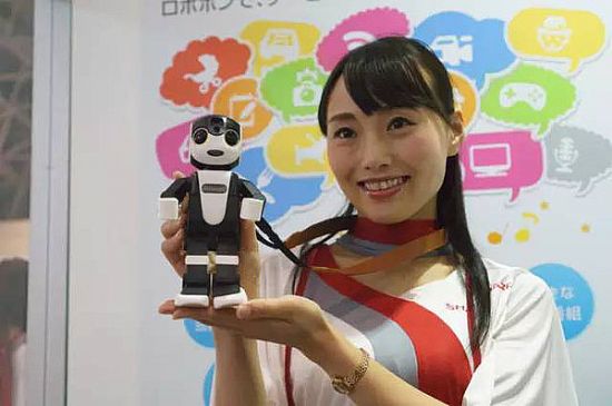 夏普推出RoBoHoN智能機器人 既能打電話又能投影