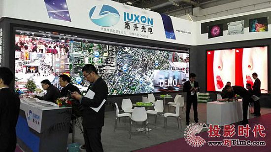 路升光電展位