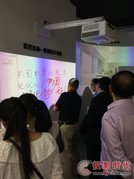 DET商教激光投影機(jī)亮相第71屆中國(guó)教育裝備展示會(huì)