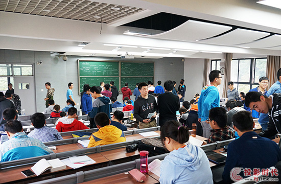 中國科學技術大學的階梯教室明亮整潔，莘莘學子暢游知識海洋