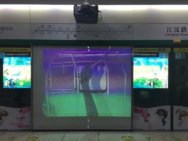 “freestyle”的地鐵屏蔽門，DP投影帶你燃爆整個夏季！！！