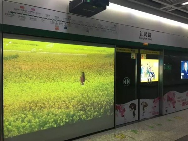 “freestyle”的地鐵屏蔽門，DP投影帶你燃爆整個夏季！！！