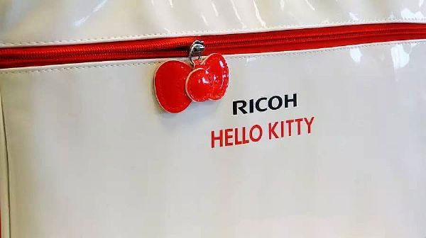 理光Hello kitty Full HD投影機讓家庭劇院粉嫩到冒泡泡