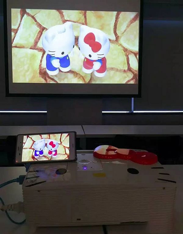 理光Hello kitty Full HD投影機讓家庭劇院粉嫩到冒泡泡