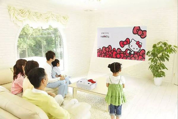 理光Hello kitty Full HD投影機讓家庭劇院粉嫩到冒泡泡