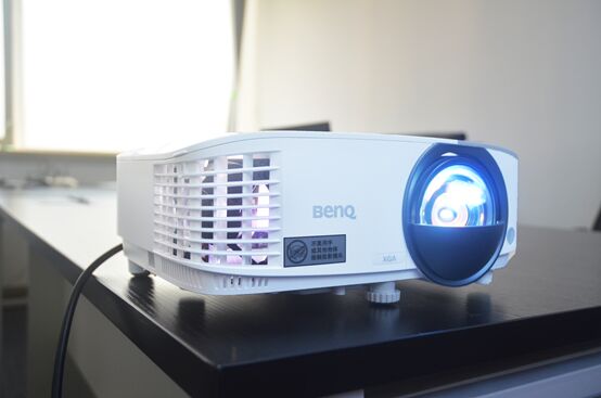 “懶”是人類進步的電梯 明基智能商務投影機E610
