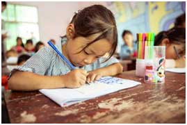 孩子們把自己腦海里所想的都畫在紙張上