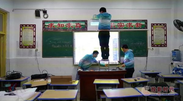 東方中原公益行走進車民小學 捐贈電子白板和投影機