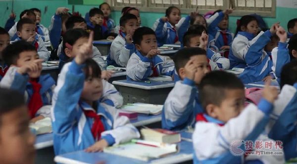 東方中原公益行走進車民小學 捐贈電子白板和投影機
