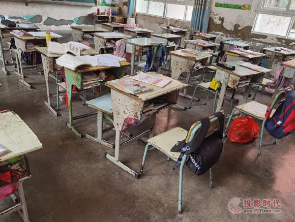 東方中原公益-93寸白板加激光投影設備助力漢陽小學