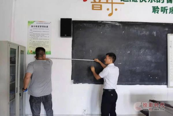 東方中原公益-93寸白板加激光投影設備助力漢陽小學