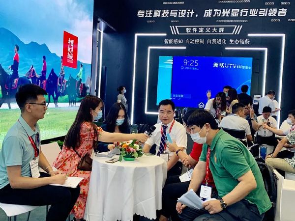 洲明科技銷服體系副總裁袁道仁（中）接受投影時代網采訪