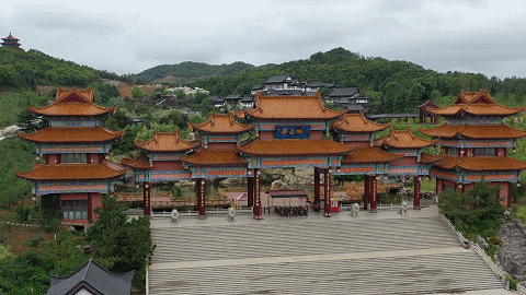 華夏生態(tài)文明館開門迎客，以逼真細(xì)膩的實(shí)物造景，營造視、聲、嗅、味、觸的沉浸式五感體驗