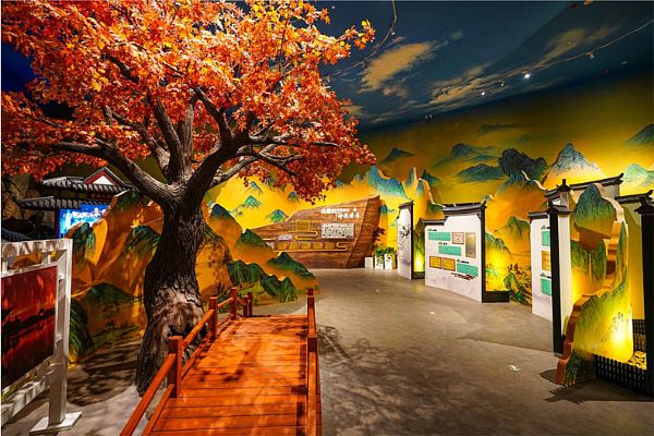 華夏生態(tài)文明館開門迎客，以逼真細(xì)膩的實(shí)物造景，營造視、聲、嗅、味、觸的沉浸式五感體驗