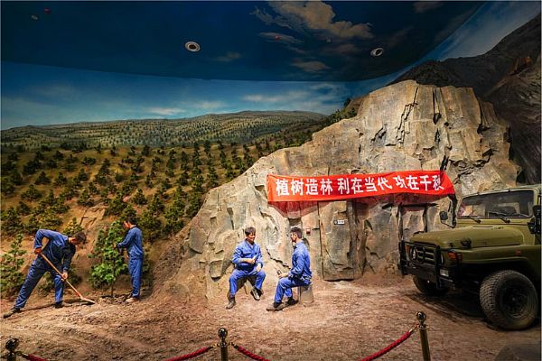 華夏生態(tài)文明館開門迎客，以逼真細(xì)膩的實(shí)物造景，營造視、聲、嗅、味、觸的沉浸式五感體驗