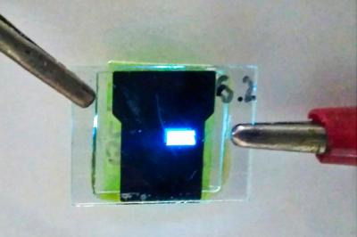 俄高校開發新型高效氰基吡嗪增強熒光團OLED發射器