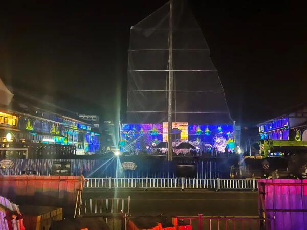 國內首個濱海場景演藝秀震撼上演，贏康投影為“漁光之城”更添光彩