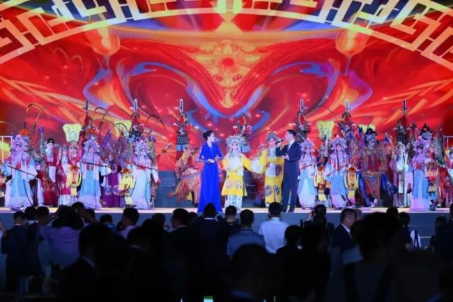 新亞勝魔幻舞臺(tái)MG系列LED顯示屏助力夏季達(dá)沃斯論壇舉辦“大連之夜”文化晚宴